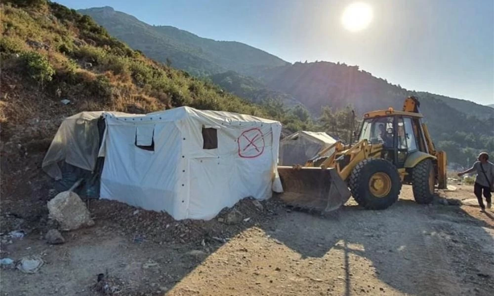 Σάμος: Απομακρύνονται σκηνές από το κέντρο φιλοξενίας